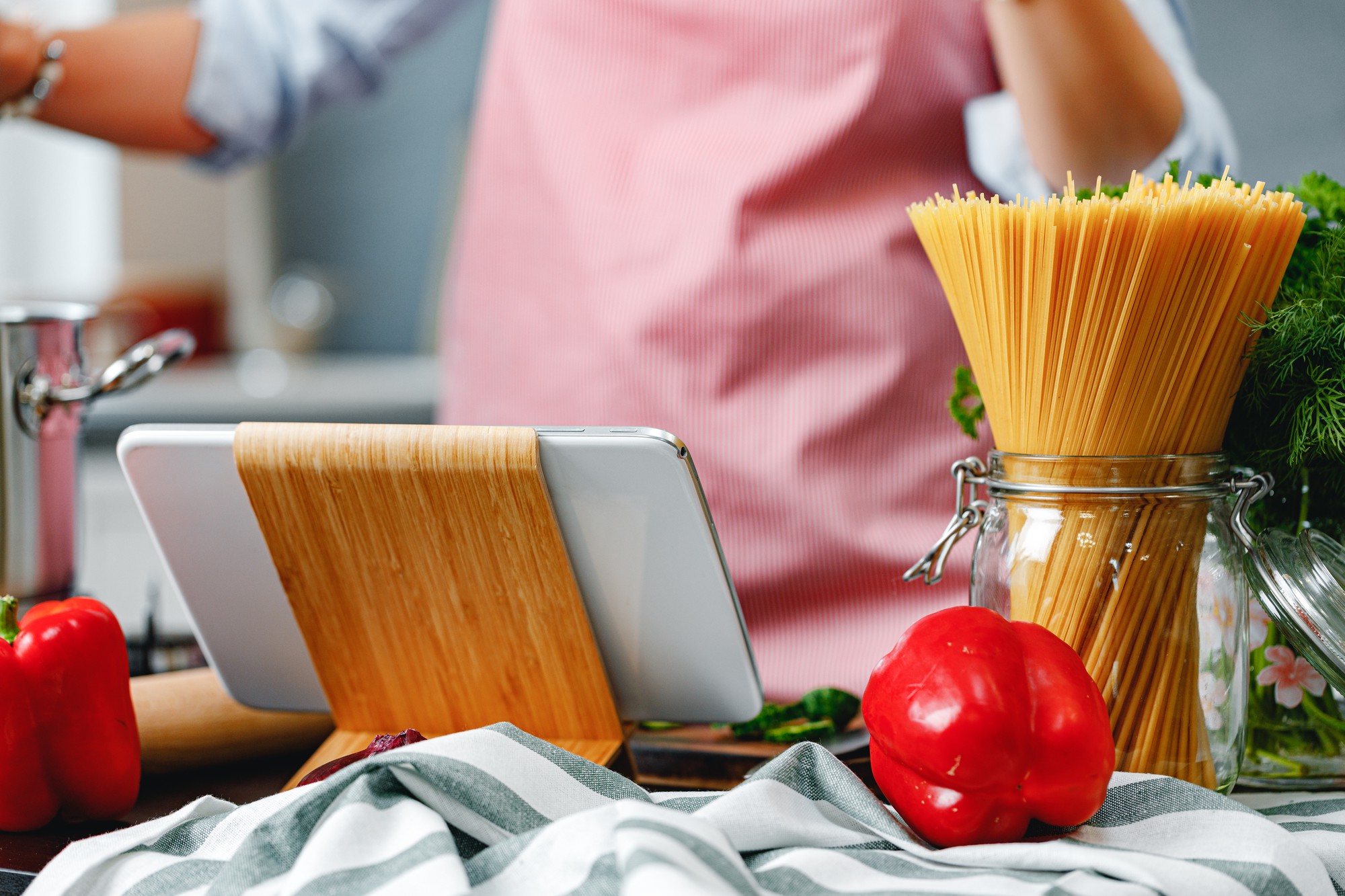 Cucina domestica luminosa con strumenti organizzati