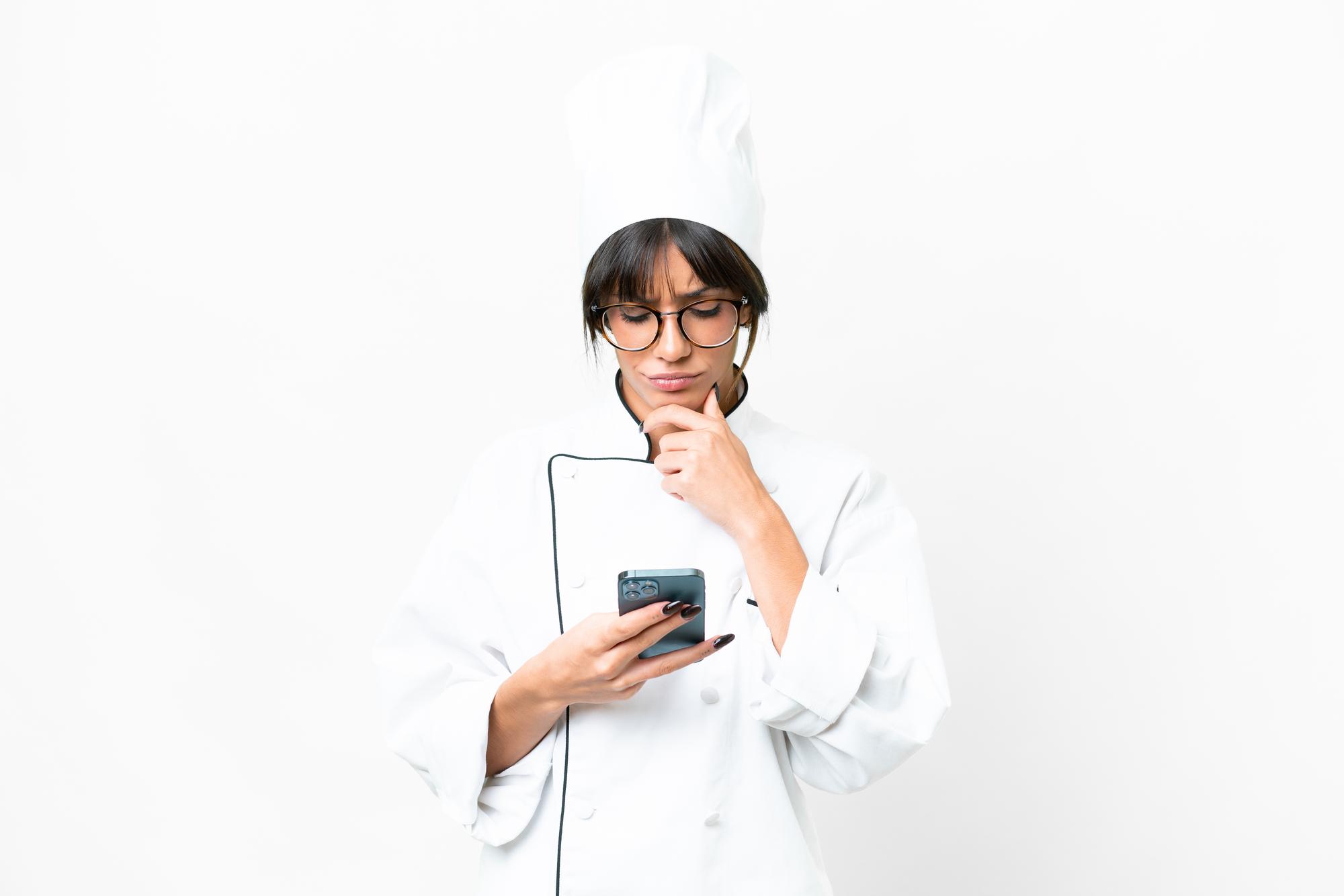 Chef che risponde a domande online