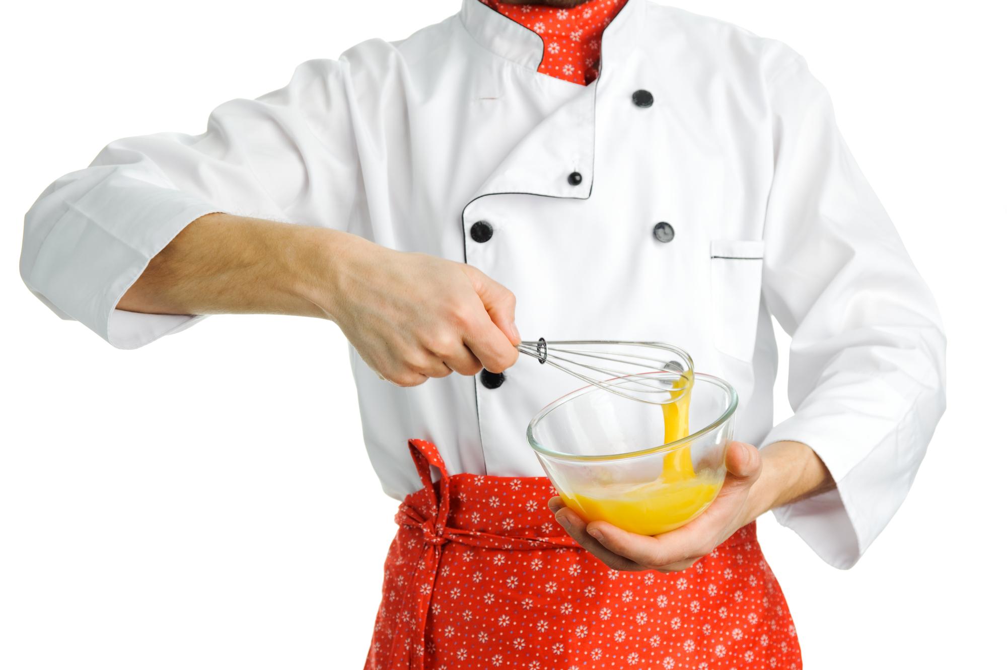 Lezione di cucina online con chef che mostra una padella